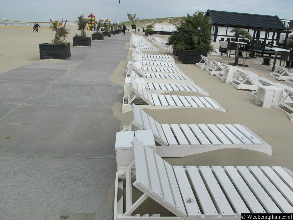 Langs de weg Zeekant liggen veel strandpaviljoens, Beach Clubs en restaurants langs het strand.